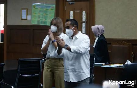 6 Potret Nia Ramadhani yang Kompakan Pakai Kemeja Putih Dengan Ardi Bakrie di Sidang Kasus Narkoba, Kibas Rambut Manja!