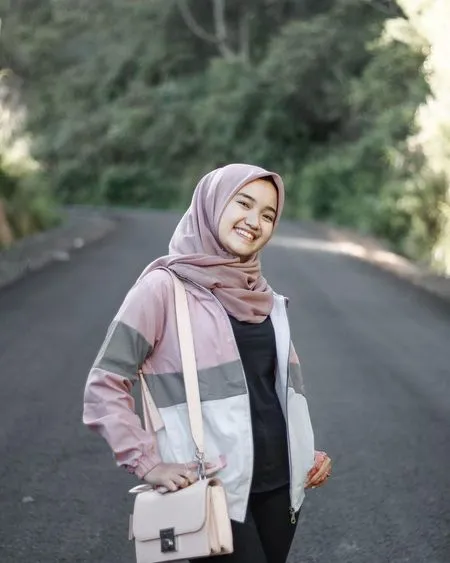 6 Potret Outfit Nabila LIDA di Luar Panggung, Siap Travelling Kapan Pun