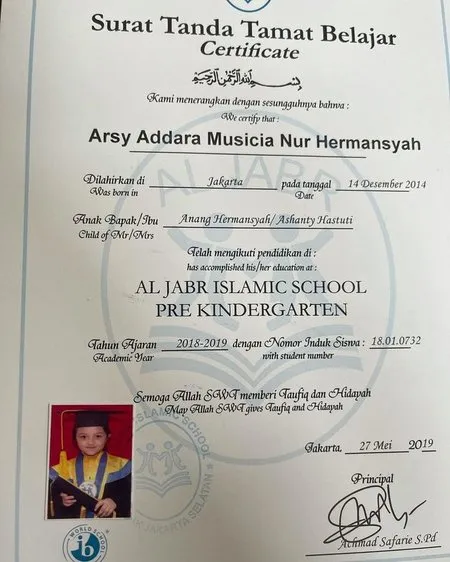 6 Potret Penampilan Anak-anak Seleb yang Baru Lulus Sekolah, Ada Arsy Foto Pakai Toga Jadi Sorotan - Gempi Raih Predikat Excellence