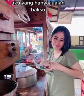 6 Potret Penjual Bakso yang Viral Karena Kecantikannya, Bikin Kaum Adam Betah Berlama-Lama Makan Bakso