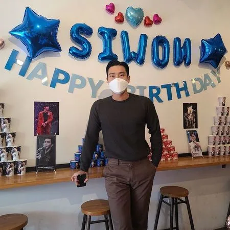 6 Potret Perayaan Ultah Siwon yang ke-35, Bernuansa Biru - Fans Doakan Segera Menikah
