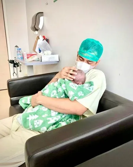6 Potret Perdana Raffi Ahmad dan Nagita Slavina Gendong Baby R, Netizen Penasaran dengan Wajah dan Namanya