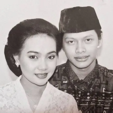 6 Potret Pernikahan Jadul Selebriti, Bareng-Bareng Arungi Bahtera Rumah Tangga