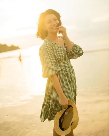 6 Potret Photoshoot Rossa dalam Suasana Senja di Pantai, Prilly Latuconsina: Cantiknya Gak Nyantai!