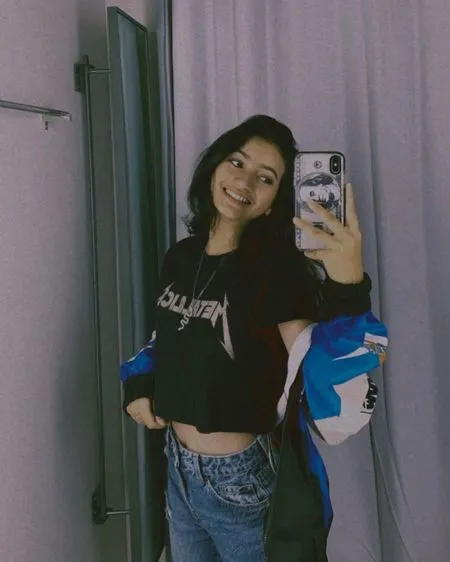 6 Potret Ratu Sofya Bintang 'DARI JENDELA SMP' Saat Mirror Selfie di Fitting Room, Pamer Body Goals - Gayanya yang Swag Dipuji Netizen