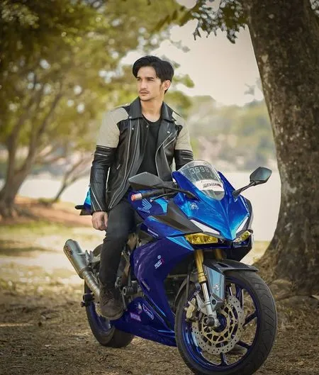6 Potret Rexy Rizky Bintang Sinetron 'CINTA AMARA' saat Naik Motor, Tampil Macho Penuh Kharisma