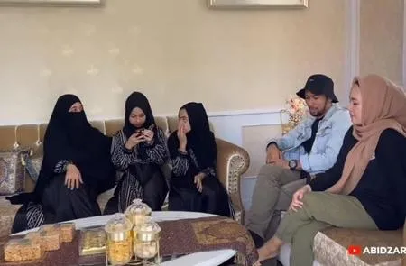 6 Potret Rumah Mewah Umi Pipik Ada Kolam Renang Di Atap Rumah Kapanlagi Com