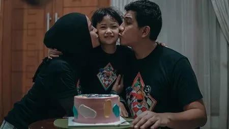 6 Potret Sederhana Perayaan Ulang Tahun ke-5 Anak Tantri Kotak, Hangat Dikelilingi Orang Terdekat