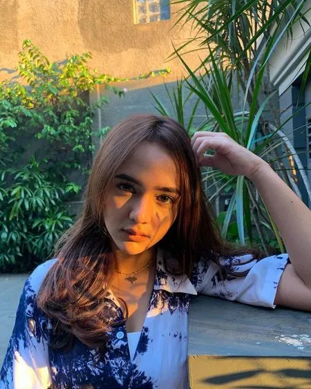 6 Potret Selfie Dianda Sabrina Bintang Sinetron 'DARI JENDELA SMP', Punya Senyum Manis - Cantiknya Nggak Bosenin