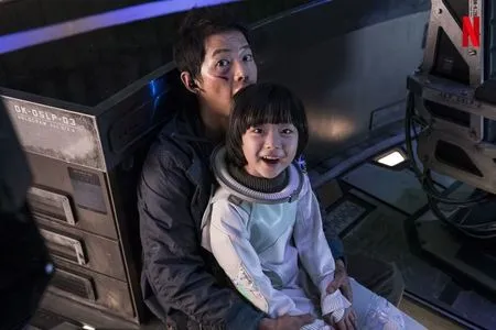 6 Potret Song Joong Ki dan Park Ye Rin di BTS 'SPACE SWEEPERS', Momennya Gemesin Banget!