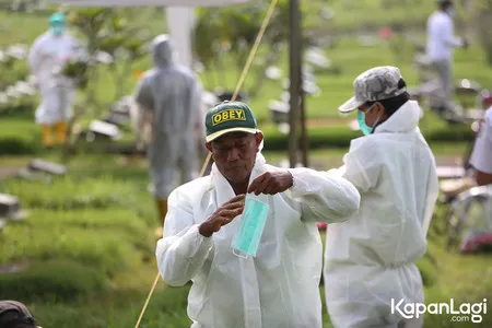 6 Potret Suasana Pemakaman Rina Gunawan, Diwarnai Isak Tangis Para Pelayat - Petugas Pakai APD dan Disemprot Desinfektan