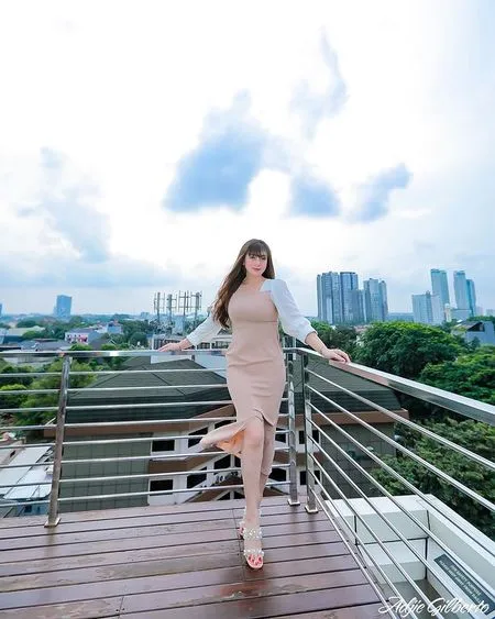 6 Potret Terbaru Celine Evangelista Gaya Rambut Berponi yang Terlihat Makin Muda Cantik, Baru Saja Terlibat Drama Kalina - Vicky