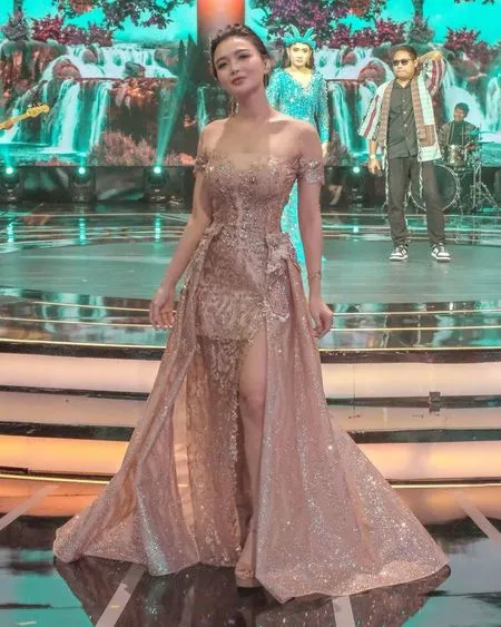 6 Potret Wika Salim Tampil Menawan dalam Balutan Gaun Nude Keemasan, Glamor Abis dengan High Slit - Pamer Kulit Glowing