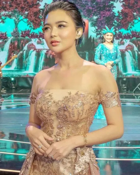 6 Potret Wika Salim Tampil Menawan dalam Balutan Gaun Nude Keemasan, Glamor Abis dengan High Slit - Pamer Kulit Glowing