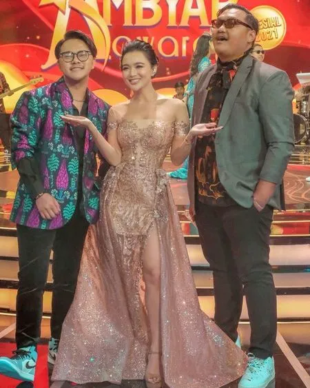 6 Potret Wika Salim Tampil Menawan dalam Balutan Gaun Nude Keemasan, Glamor Abis dengan High Slit - Pamer Kulit Glowing
