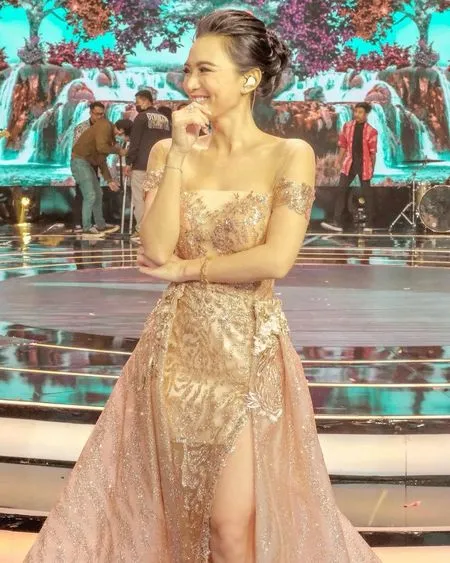 6 Potret Wika Salim Tampil Menawan dalam Balutan Gaun Nude Keemasan, Glamor Abis dengan High Slit - Pamer Kulit Glowing