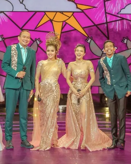6 Potret Wika Salim Tampil Menawan dalam Balutan Gaun Nude Keemasan, Glamor Abis dengan High Slit - Pamer Kulit Glowing