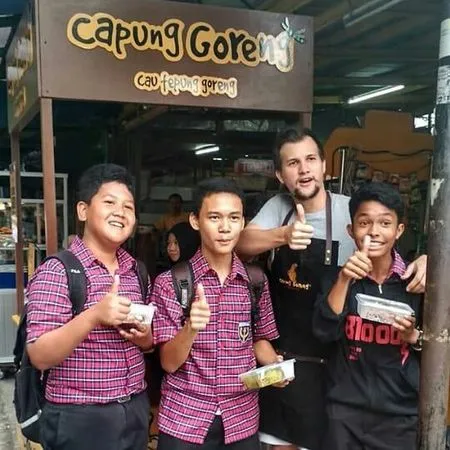 6 Selebriti yang Miliki Profesi Sampingan Pedagang Kaki Lima, Tak Malu Layani Pembeli