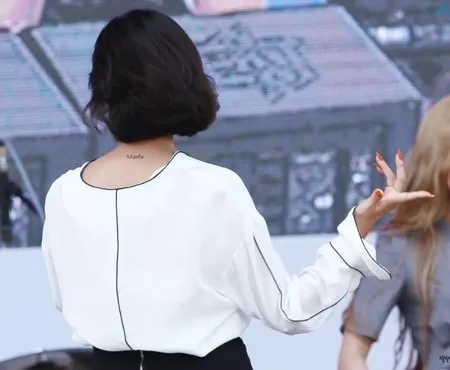 6 Tato Estetik yang Menghiasi Tubuh Hwasa MAMAMOO, Dipenuhi Kata-Kata Dengan Makna Mendalam!