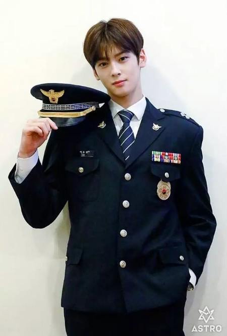 7 Aktor Dan K Pop Idol Yang Makin Ganteng Pakai Seragam