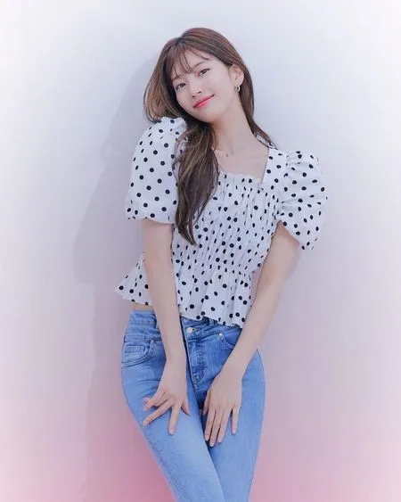 7 Foto Cantik Suzy di Pemotretan Terbaru GUESS, Pamer Body Goals Bikin Netizen Iri