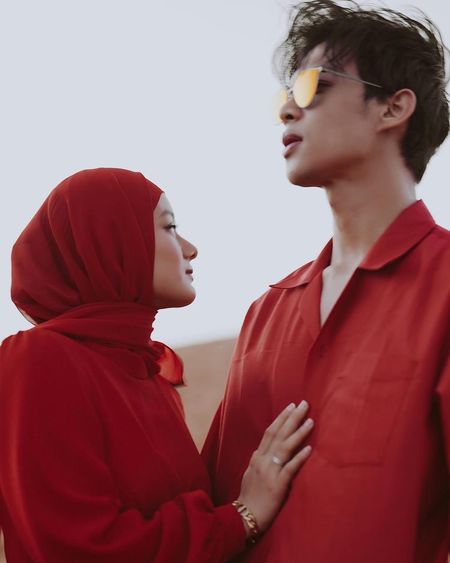 7 Foto Dinda Hauw dan Rey Mbayang Jalani Pemotretan di Gurun Pasir Dubai, Serasi dengan Baju Merah