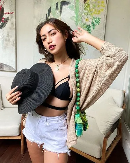 7 Foto Hot Jessica Iskandar yang Tuai Cibiran Netizen, Pakai Baju Seksi - Cium Bibir El Barack