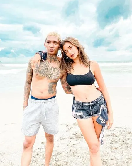 7 Foto Jessica Iskandar Nongkrong Bareng Young Lex di Pantai Bali, Sempat Nge-Dance Bikin Video Tik Tok Bareng