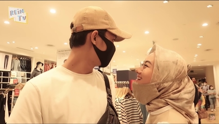 7 Foto Kemesraan Dinda Hauw Dan Rey Mbayang Saat Belanja Sempat Adu Mulut Soal Siapa Yang Bayar Kapanlagi Com