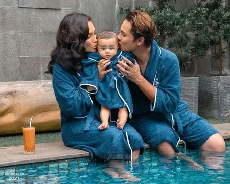 7 Foto Pemotretan Keluarga Andhika Pratama dan Ussy Sulistiawaty yang Unik, Kompak Pakai Bathrobe - Rambut Warna-Warni Curi Perhatian