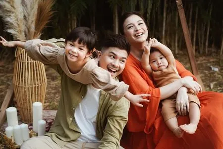 7 Foto Pemotretan Terbaru Keluarga Chelsea Olivia dan Glenn Alinskie, Penampilan Nastusha dan Dante Bikin Gemas