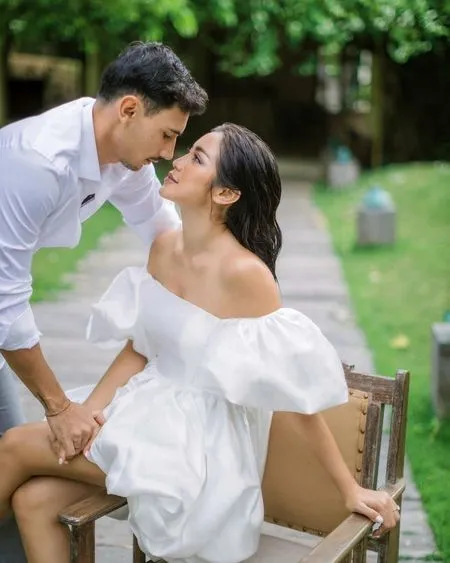 7 Foto Prewedding Jessica Iskandar dan Vincent Verhaag yang Kasual tapi Serasi Banget, Mesra Gendong-Gendongan - Berbagi Ciuman
