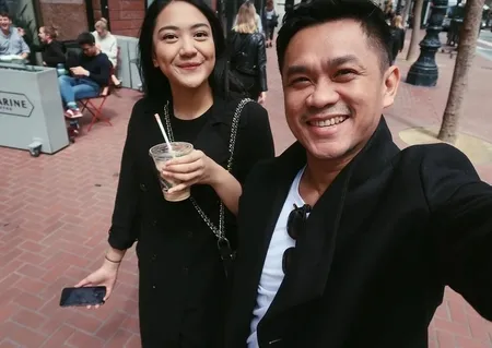 7 Foto Putri Tanjung Dengan Sang Kekasih Sering Banget Bilang Kangen Dan Love You Kapanlagi Com