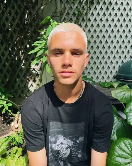 7 Foto Romeo dengan Kepala Gundul dan Rambut Blonde, Makin Ganteng - Mirip David Beckham Waktu Muda