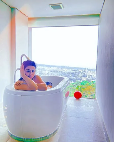 7 Foto Selvi Kitty Mandi Bareng Anak dalam Bathtub, Pose Topless dan Body Mulusnya Curi Perhatian
