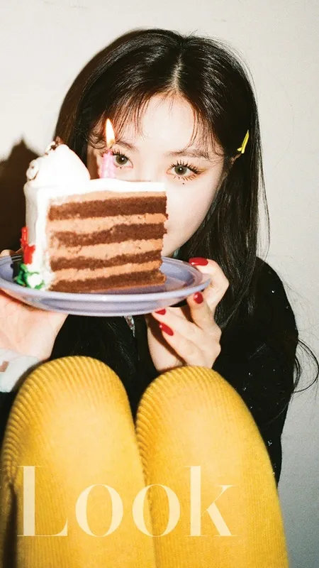 7 Foto Soojin (G)I-DLE di Pemotretan Solo Untuk '1st Look', Pamerkan Berbagai Gaya Pesta Dari Glamor Sampai Kasual