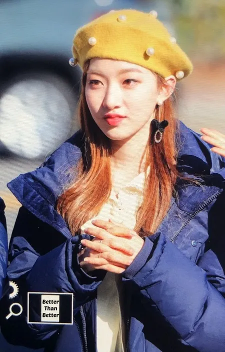 7 K-Pop Idol Ini Tampil Cute Bak Anak Ayam Pakai Topi Baret Kuning: V BTS, Irene Red Velvet, Sampai Hyunjin Stray Kids!