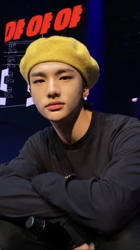 7 K-Pop Idol Ini Tampil Cute Bak Anak Ayam Pakai Topi Baret Kuning: V BTS, Irene Red Velvet, Sampai Hyunjin Stray Kids!