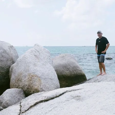 7 Momen Gading Marten Nikmati Indahnya Belitung, Foto di Batu Granit Eksotik dan Renang di Birunya Lautan
