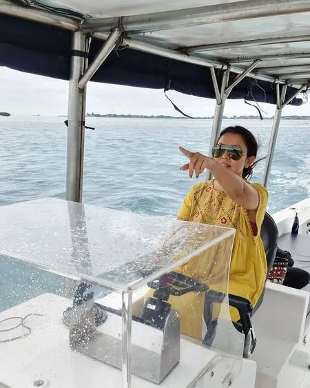 7 Momen Liburan Mayangsari Bersama Keluarga, Setir Kapal Sendiri dan Dipuji Netizen Bak ABG