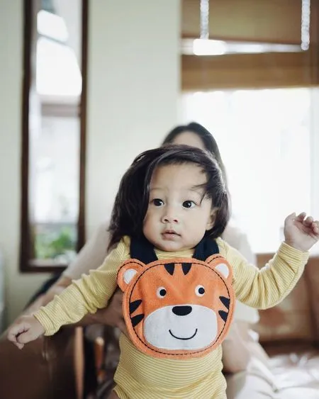 6 Momen Menggemaskan Anak Bungsu Ringgo Agus dan Sabai Pakai Wig yang Kepanjangan