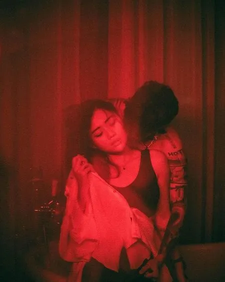7 Momen Mesra Reza Arap dan Wendy Walters Jalani Intimate Photoshoot di Atas Ranjang.- Kamar Mandi
