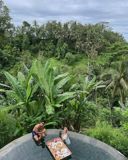 7 Momen Mesra Ririn Ekawati dan Ibnu Jamil Staycation di Bali, Makan Siang di Atas Perahu dan Makan Malam Bernuansa Hutan