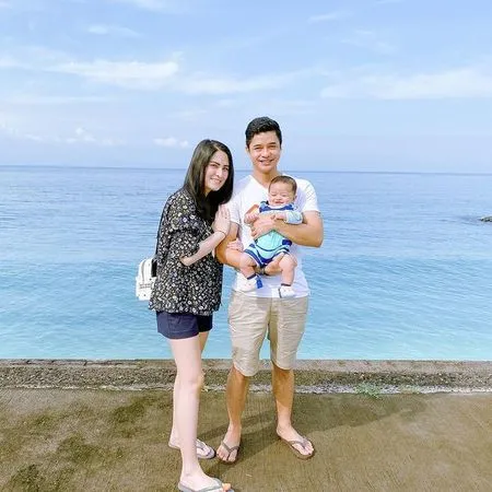7 Potret Adly Fairuz Saat Gendong Anak, Hot Daddy Ganteng yang Selalu Siaga