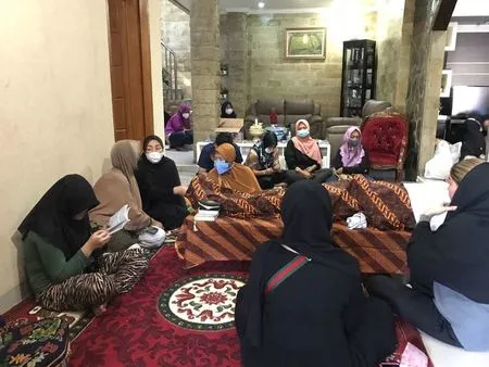 7 Potret Air Mata Hilda Vitria di Rumah Duka, Duduk di Samping Jenazah Sang Ayah Sebelum Dimakamkan