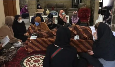 7 Potret Air Mata Hilda Vitria di Rumah Duka, Duduk di Samping Jenazah Sang Ayah Sebelum Dimakamkan