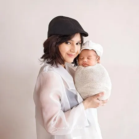 7 Potret Angelica Simperler Momong Buah Hati, Cantik dan Awet Muda - Netizen Sebut Wajah Mirip Anak SMP