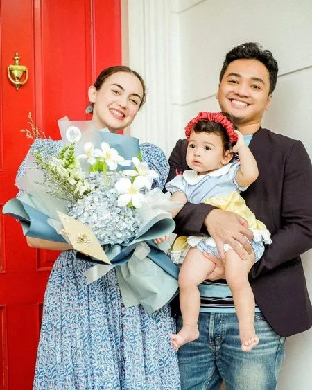 7 Potret Anniversary Pernikahan ke-11 Rianti Cartwright dan Suami, Dirayakan Sederhana di Rumah - Kenang Momen Menikah di Amerika