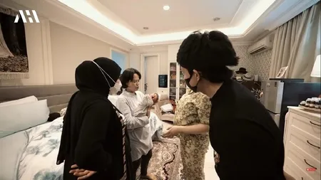 7 Potret Aurel Hermansyah Ketemu Rayyanza Putra Kedua Raffi Ahmad, Sempat Berlinang Air Mata - Bawa Kado Mahal dan Tenteng Tas Mewah