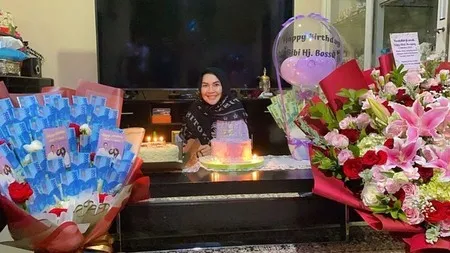 7 Potret Ayu Ting Ting Beri Kejutan Ultah Buat Sang Ibu, Wajah Polos Tanpa Makeup Disorot - Glowing Banget!